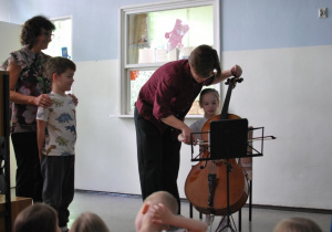 Dzieci grają na instrumencie