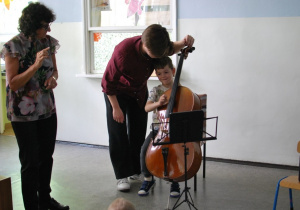 Dzieci grają na instrumencie