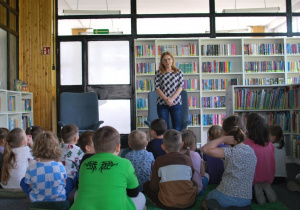 dzieci na zajęciach w bibliotece
