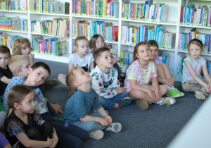 dzieci na zajęciach w bibliotece