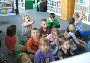 dzieci na zajęciach w bibliotece
