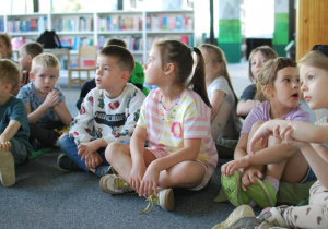 dzieci na zajęciach w bibliotece