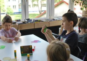 dzieci na zajęciach w bibliotece