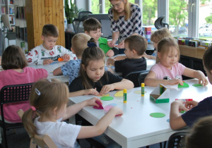 dzieci na zajęciach w bibliotece
