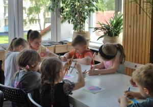 dzieci na zajęciach w bibliotece