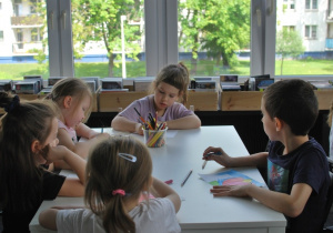dzieci na zajęciach w bibliotece