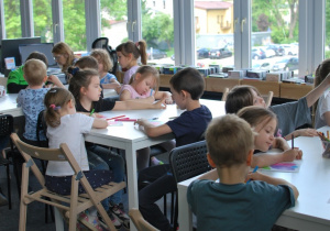 dzieci na zajęciach w bibliotece