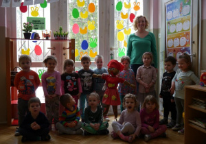 zdjęcie grupy dzieci w przedszkolu