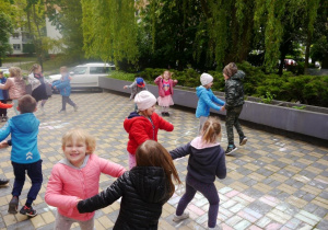 tańczące dzieci na tarasie przedszkolnym