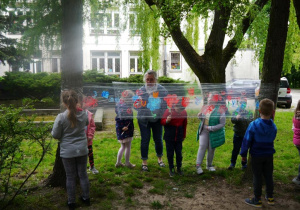 dzieci malujące farbami na folii