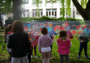dzieci malujące farbami na folii