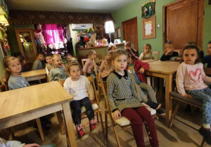 dzieci na przedstawieniu w Baśniowej Kawiarence