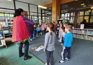 dzieci bawią się w bibliotece